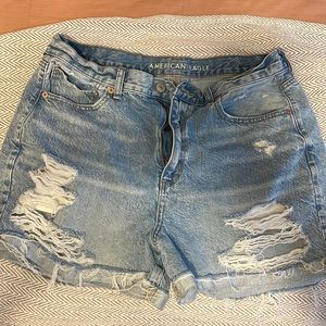 American Eagle distressed mom short